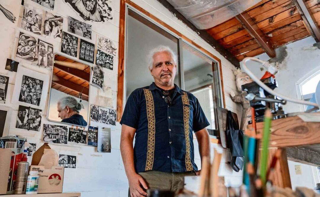 El artista Hugo Crosthwaite en su estudio en Rosarito, Baja California. Foto: Aimee Melo / EL UNIVERSAL