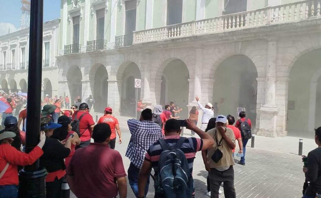En Yucatán, los manifestantes intentaron entrar a la fuerza al palacio de gobierno en este segundo día de protestas contra la Ley del ISSSTE (20/03/2025). Foto: Especial