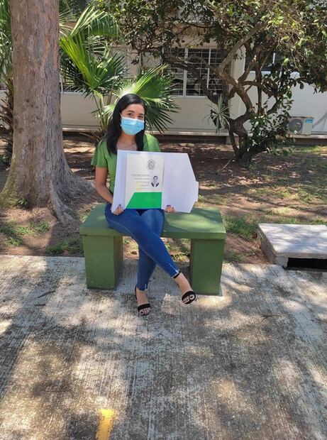 Presume su título universitario desde la banquita donde vendía dulces y se vuelve viral