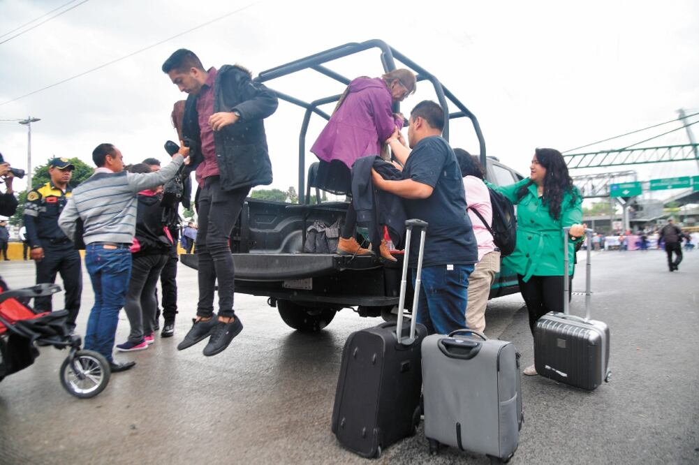 Por medio de camionetas de tránsito se transportó a los usuarios afectados a la Terminal 2 del aeropuerto. Foto: HUGO GARCÍA. EL UNIVERSAL