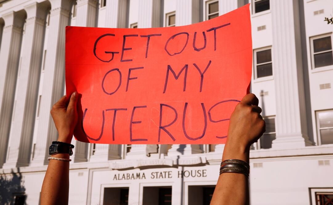 Pro-choice supporters protest in front of the Alabama State House as Alabama state Senate votes on the strictest anti-abortion bill in the United States - Photo: Chris Aluka Berry/REUTERS