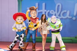 Belinda brilla en la alfombra roja de Toy Story 5 en México