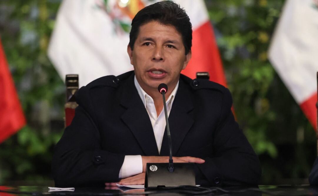 Pedro Castillo conduciendo una conferencia de prensa conjunta con sus ministros de Estado en el Palacio de Gobierno en Lima. Foto: AFP