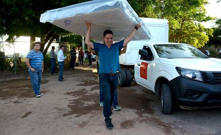Damnificados de Sinaloa denuncian más colchones "podridos", ahora en Ahome