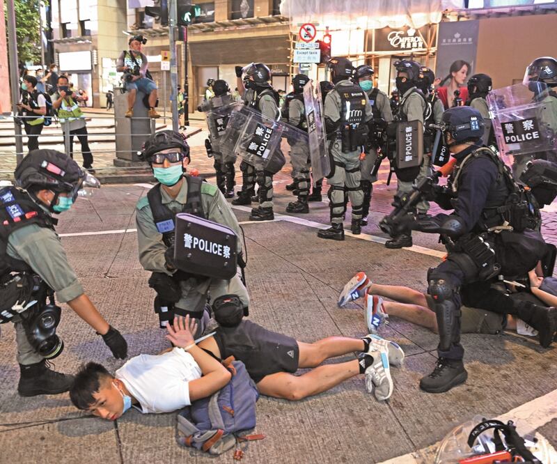 Arresto. Oficiales detienen a un manifestante en una protesta contra la nueva ley de seguridad, en Hong Kong. MIGUEL CANDELA. EFE