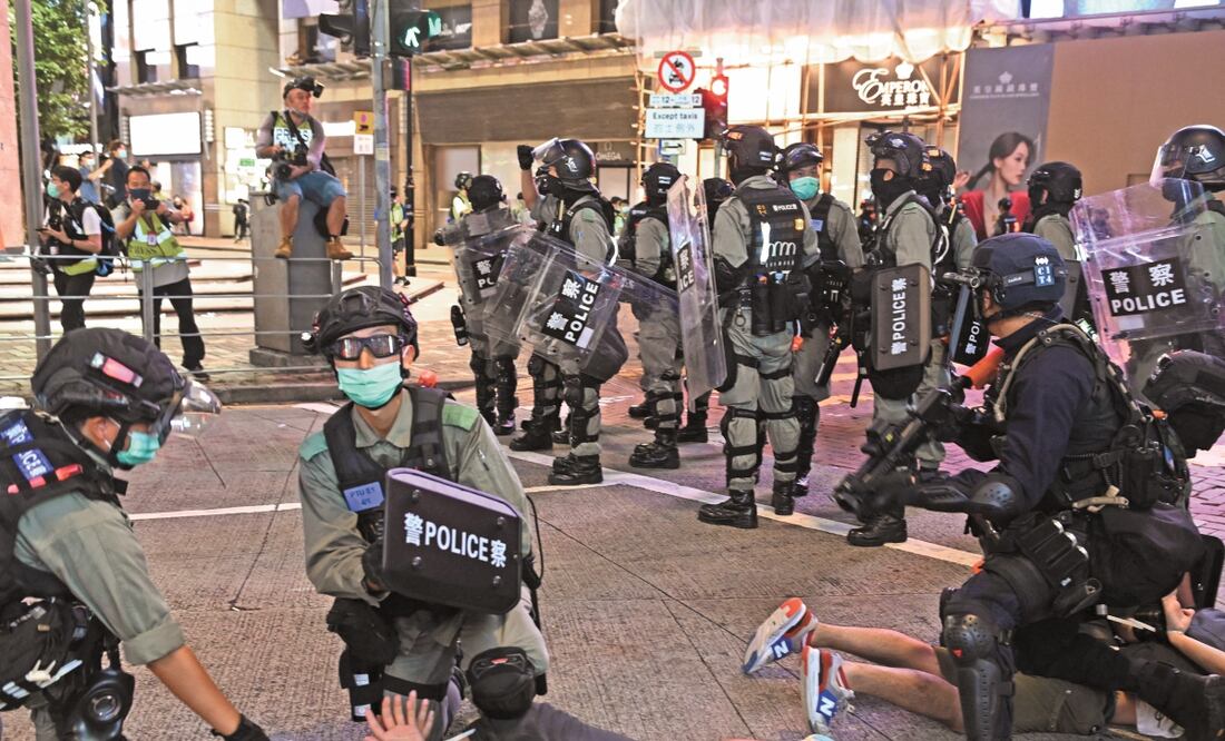 Arresto. Oficiales detienen a un manifestante en una protesta contra la nueva ley de seguridad, en Hong Kong. MIGUEL CANDELA. EFE