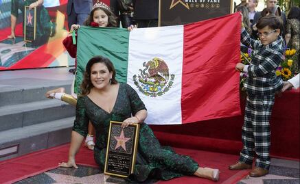 Angélica Vale recibe su estrella en Hollywood entre familiares, amigos y besos 