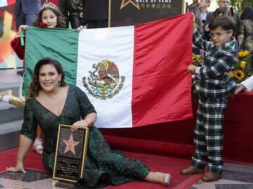 Angélica Vale recibe su estrella en Hollywood entre familiares, amigos y besos