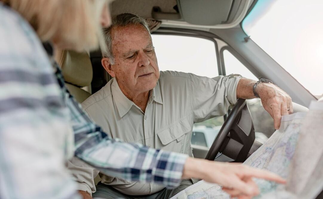 Durante los últimos años han incrementado los accidentes de adultos mayores al volante. Foto: Freepik