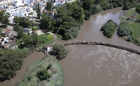 Río desbordado arrastra una patrulla en Santa Clara Ocoyucan, Puebla; realizan operativo para localizar a policía desaparecido