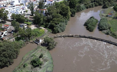 Río desbordado arrastra una patrulla en Santa Clara Ocoyucan, Puebla; realizan operativo para localizar a policía desaparecido