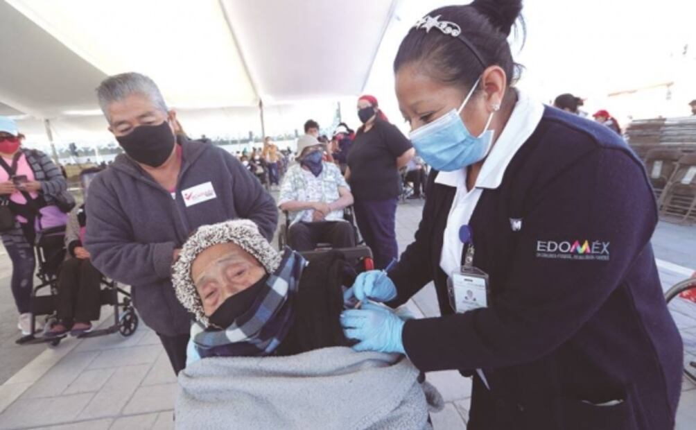 Abuelitas de 100 años reciben vacuna con júbilo