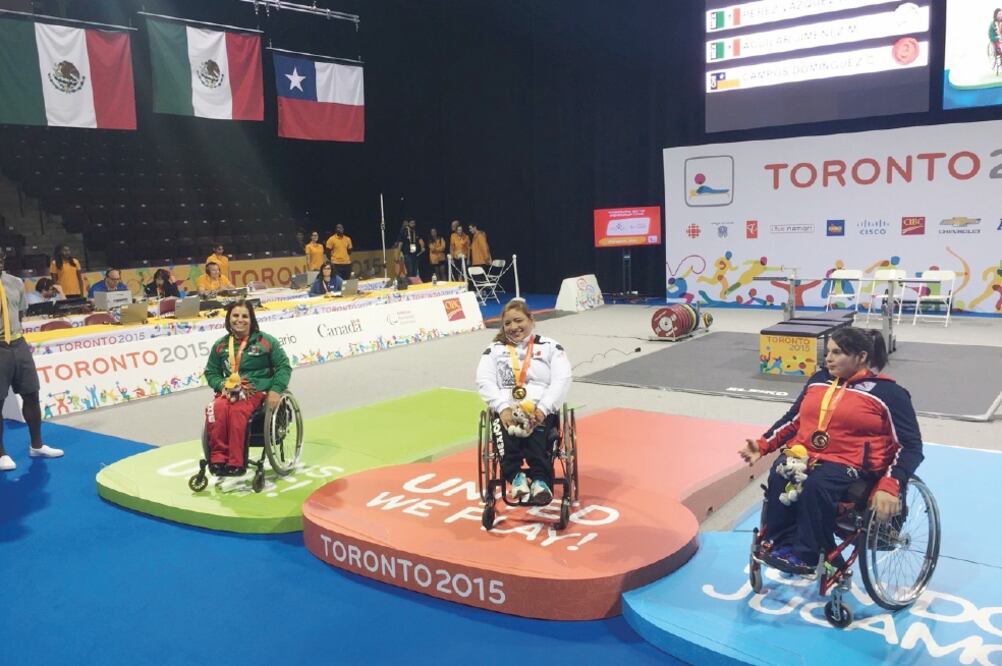 México brilló en diversas categorías de powerlifting. En la imagen, Amalia Pérez (centro), primer lugar, Miriam Aguilar (izq.), segundo, y la chilena Camila Campos (CORTESÍA CONADE)