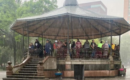 Reportan intensa lluvia en zona de Garibaldi; comerciantes y mariachis resultan afectados