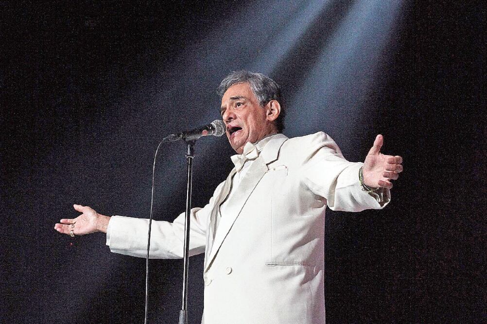 El concierto se presentó como un homenaje al 'Príncipe de la Canción' (ADRIÁN HERNÁNDEZ. EL UNIVERSAL)