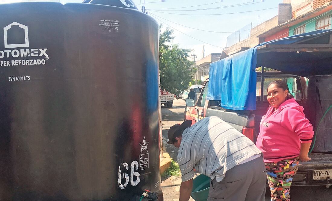 Ana Isabel y su esposo fueron de los vecinos que no pudieron apartar agua pues el suministro es su casa se cortó desde el domingo pasado, según cuentan los habitantes de la colonia El Sol, en Nezahualcóyotl. Foto: EMILIO FERNÁNDEZ. EL UNIVERSAL