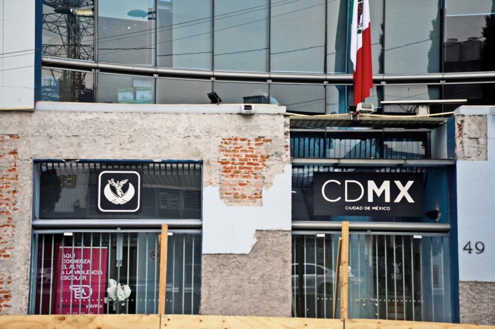 El inmueble que alberga a la Secretaría de Educación Pública local, en Chapultepec 49, resultó afectado desde su fachada. (JUAN CARLOS REYES. EL UNIVERSAL)