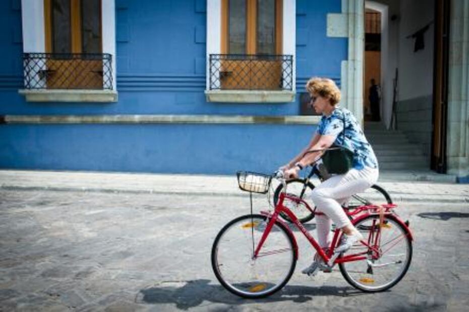 Embajadora de Holanda promueve uso de bici y cuidado del agua en Oaxaca