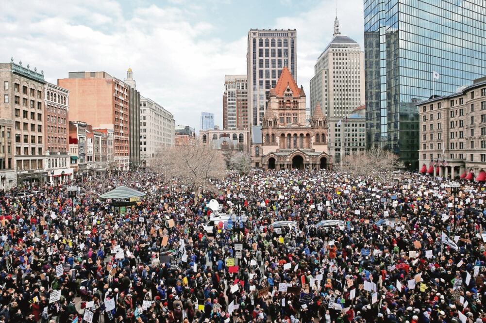 Miles de personas se manifestaron ayer en Colpley Square, en Boston, para condenar las órdenes antiinmigrantes decretadas por el presidente de EU (BRIAN SNYDER. REUTERS)