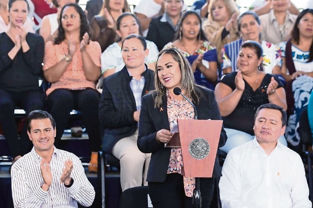 La joven dice sentirse orgullosa de ser madre y haber terminado de estudiar la preparatoria. (FOTO: ESPECIAL)