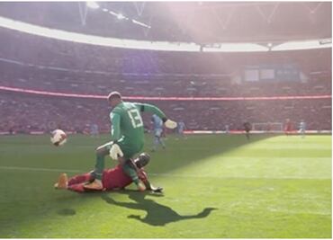 VIDEO: Portero del Manchester City comete tremendo “oso” en la semifinal de la FA Cup