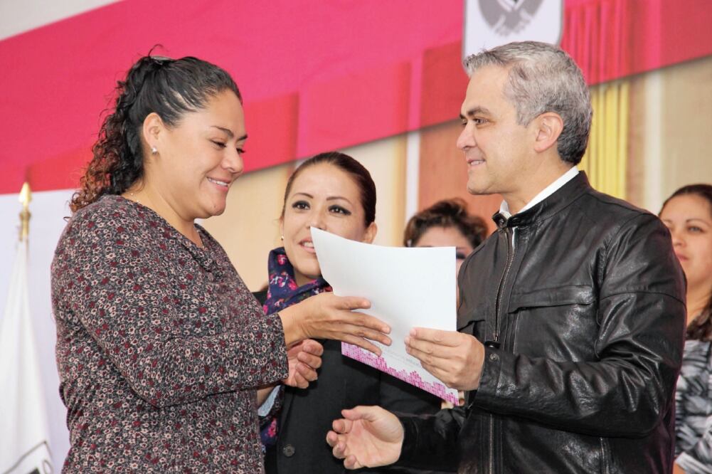 Mancera anunció que construirán 622 nuevas viviendas para quienes perdieron sus hogares en el sismo de 1985 y viven en predios irregulares (ESPECIAL)