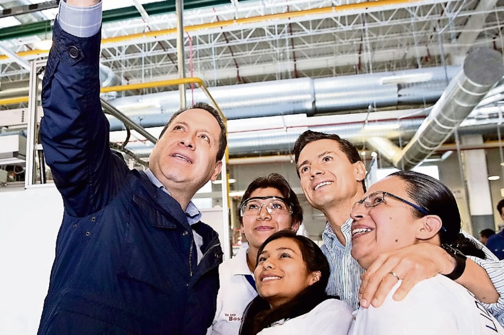 Al entregar la constancia del empleo 2 millones, el presidente Enrique Peña Nieto, acompañado del gobernador Eruviel Ávila, dijo que el país alcanzó una cifra histórica en Inversión Extranjera Directa, con más de 110 mil millones de dólares (ESPECIAL)