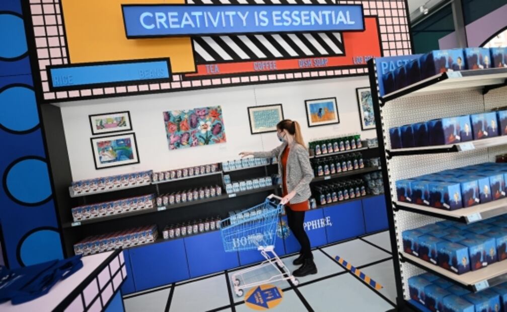 Museo en Londres burla restricciones al transformarse en un supermercado diseñado por artistas