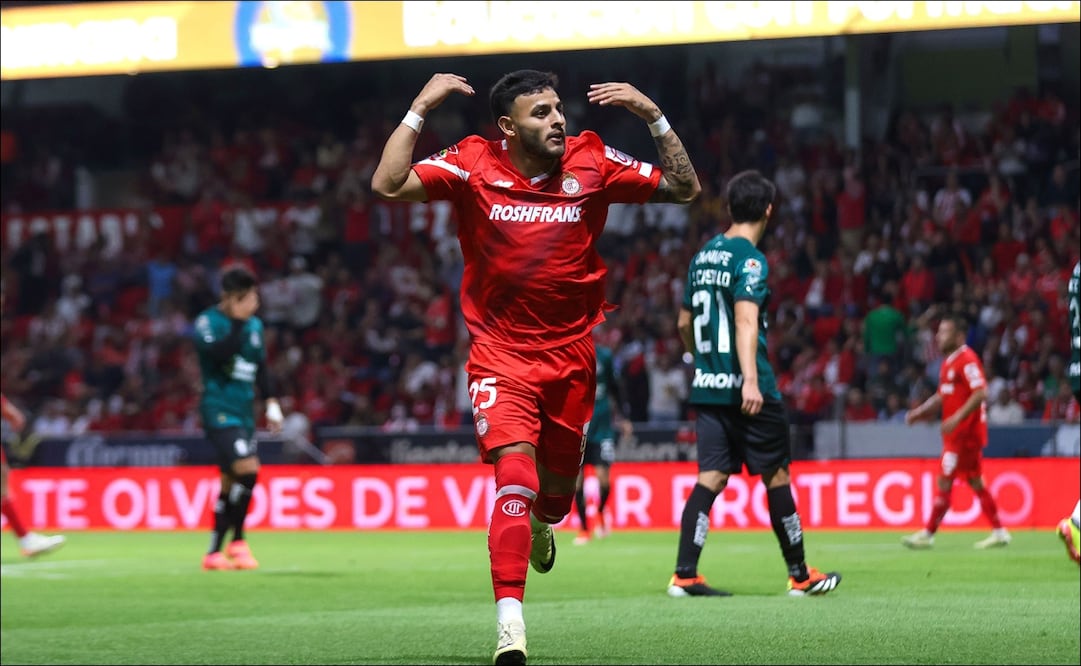 Alexis Vega celebra tras anotar ante las Chivas. FOTO: Imago7