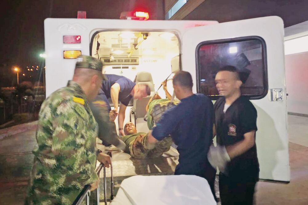 Un soldado herido es recibido en una clínica, luego de una emboscada del ELN perpetrada la madrugada de ayer en la zona rural de Cúcuta (EFE)