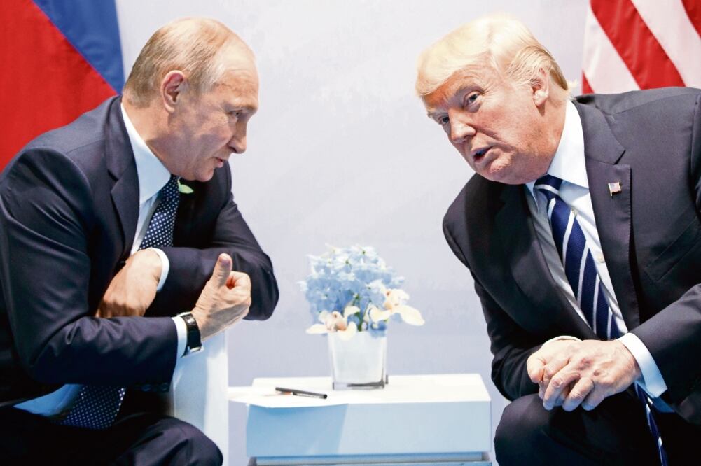 Los presidentes de Rusia, Vladimir Putin, y de EU, Donald Trump, tuvieron su primera reunión el pasado viernes, en el marco de la Cumbre del G20 (EVAN VUCCI. AP)