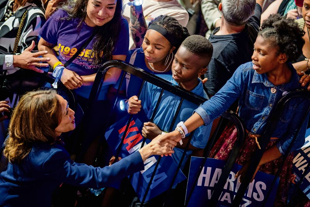 Kamala Harris, nominada presidencial demócrata, con jóvenes partidarios en un mitin en Girard College, en Philadelphia, Pennsylvania, el 6 de agosto. Foto: de ANDREW HARNIK. AFP
