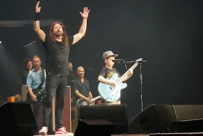Niño impacta al tocar la guitarra en el concierto de Foo Fighters|