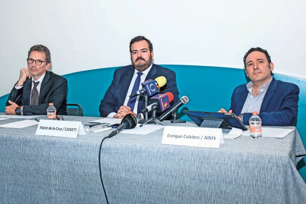 Javier Cordero, presidente de la Amiti; Mario de la Cruz, titular de la Canieti, y Enrique Culebro, de la Asociación de Internet.mx. (CAMILA MATA. EL UNIVERSAL)