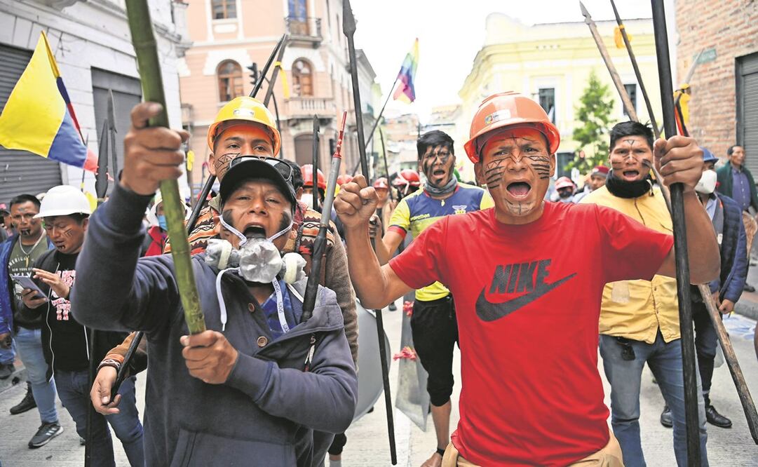 Indígenas armados con palos marchan hacia el palacio presidencial, en Quito, en protesta por el alto costo de los combustibes y otros productos. Foto: Martin Bernetti/ AFP.