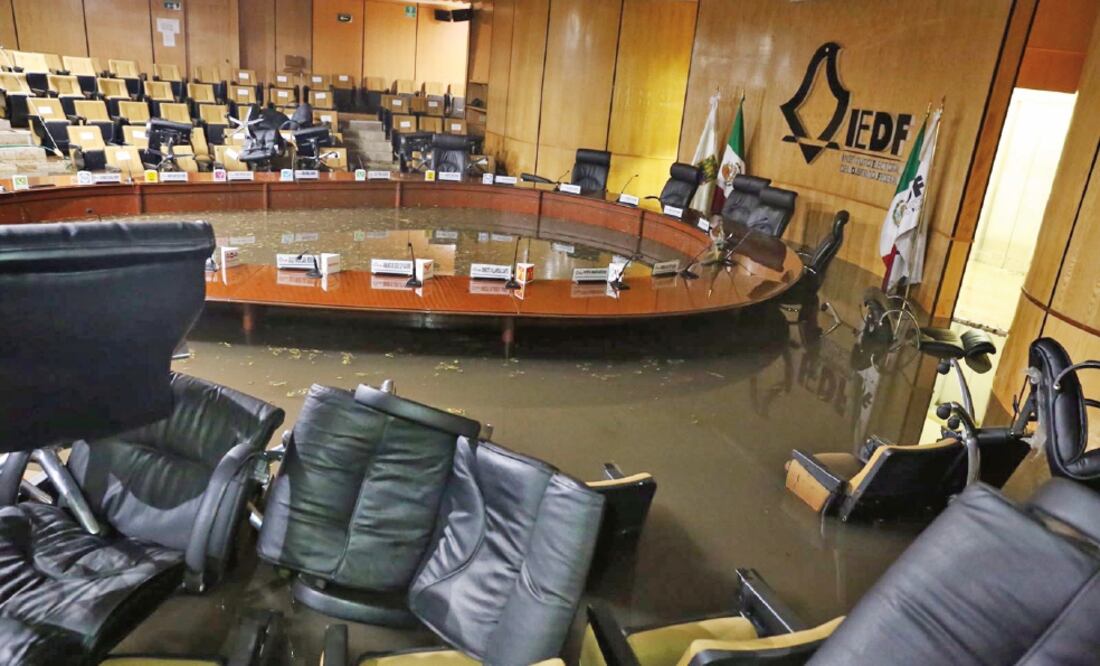 En la sede del Instituto Electoral de la Ciudad de México se reportaron inundaciones en el salón de plenos, el estacionamiento y toda la parte baja del edificio (BERENICE FREGOSO. EL UNIVERSAL)