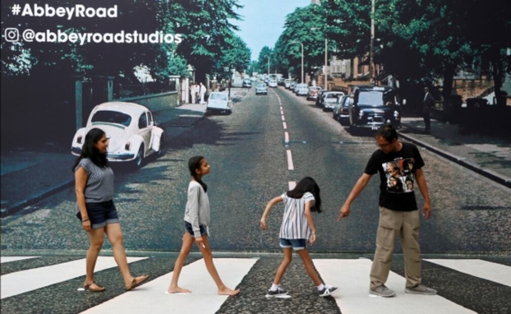 La beatlemanía paraliza Abbey Road en el 50 aniversario de la icónica foto