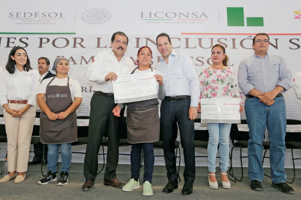 Los comedores tendrán una cuota de recuperación de cinco pesos, informó el gobernador Francisco Domínguez (quinto de izq. a der.) (ESPECIAL)