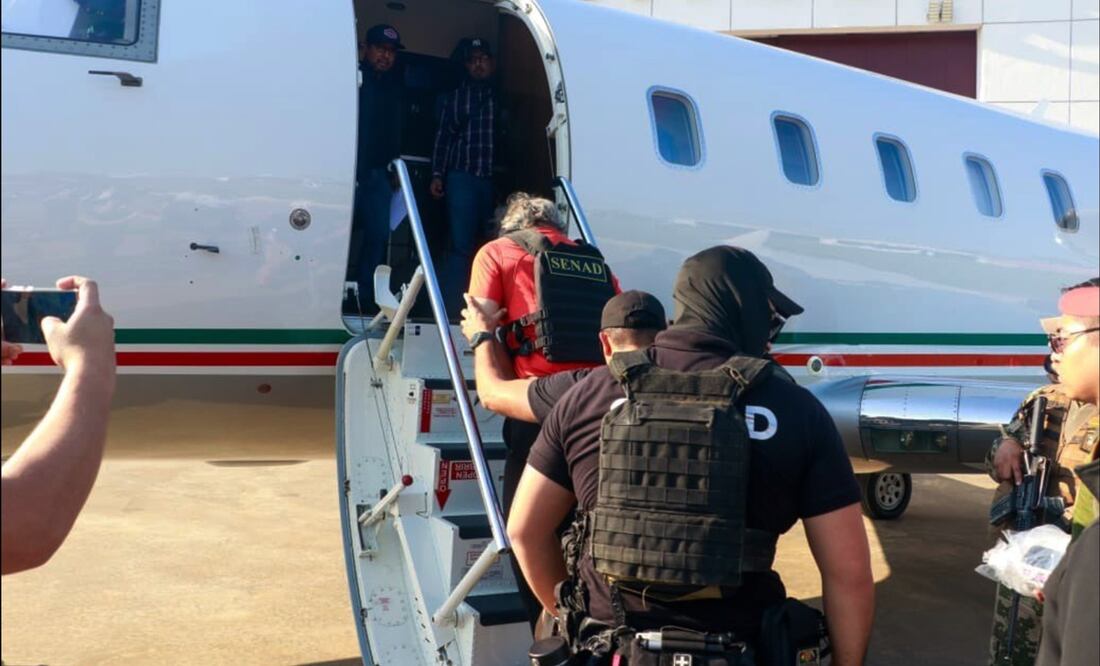 El presunto líder de la organización criminal “La Barredora”, Hernán Bermúdez Requena es trasladado a México, tras ser expulsado de Paraguay, el 17 de septiembre de 2025. Foto: Especial