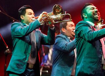 Banda Recodo se pone reggaetonera con Wisin