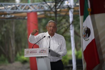 Tras regalo-bomba en Salamanca, AMLO insiste en su política de "abrazos no balazos"
