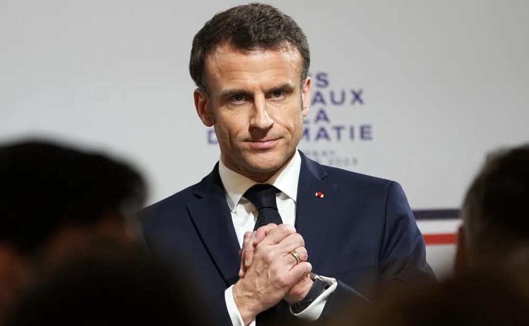 El presidente de Francia, Emmanuel Macron, ofrece un discurso durante la Mesa Redonda Nacional sobre Democracia en el Ministerio de Exteriores, en París. Foto: AP