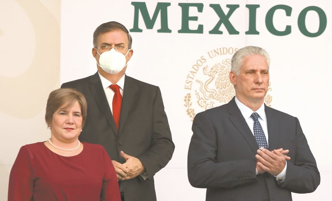 La presencia del presidente de Cuba, Miguel Díaz-Canel (der.) en la ceremonia por el 211 aniversario de la Independencia de México, fue un insulto a los mexicanos, reiteró el PAN en el Senado. Foto: Archivo. El Universal