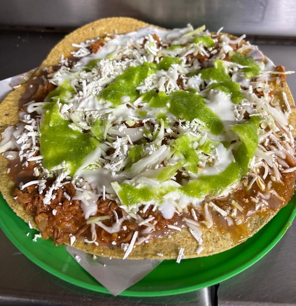 Tostada de tinga en el Mercado de Antojitos Coyoacán. Foto: María Hernández El Universal
