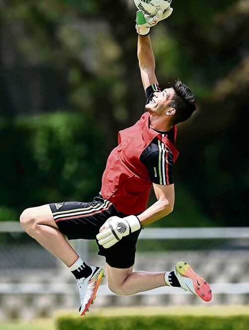 El delantero Raúl Jiménez mostró sus dotes de portero durante la práctica de ayer (ETZEL ESPINOSA. IMAGO7)