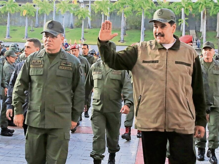 El presidente de Venezuela, Nicolás Maduro, a la derecha, acompañado por su ministro de Defensa, Vladimir Padrino, a su llegada al Fuerte Tiuna, en Caracas. Foto: Jhonn Zerpa / AP