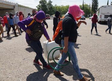 Normalistas bloquean almacén de Pemex y roban combustible en Oaxaca