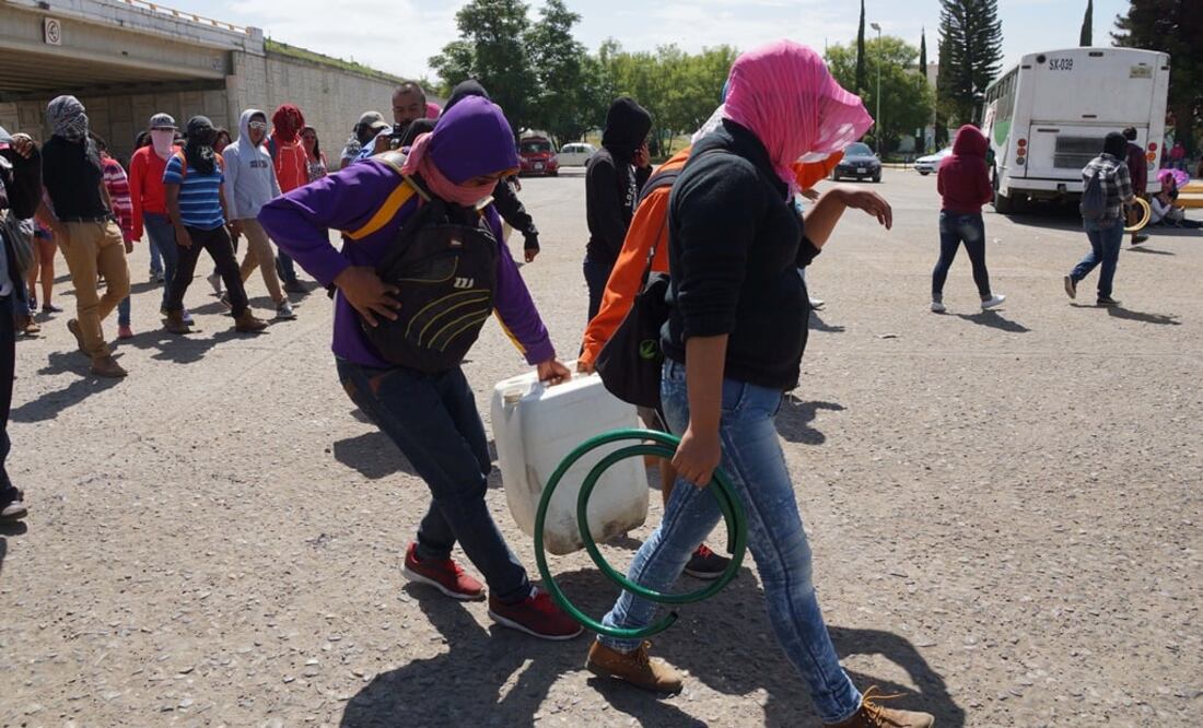 Normalistas, en Oaxaca, se apoderaron de pipas con combustible y las saquearon (Foto: Edwin Hernández)