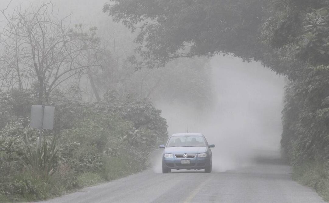 Un vehículo transita entre las cenizas del Volcán de Colima, en el oeste de México. Foto: EFE
