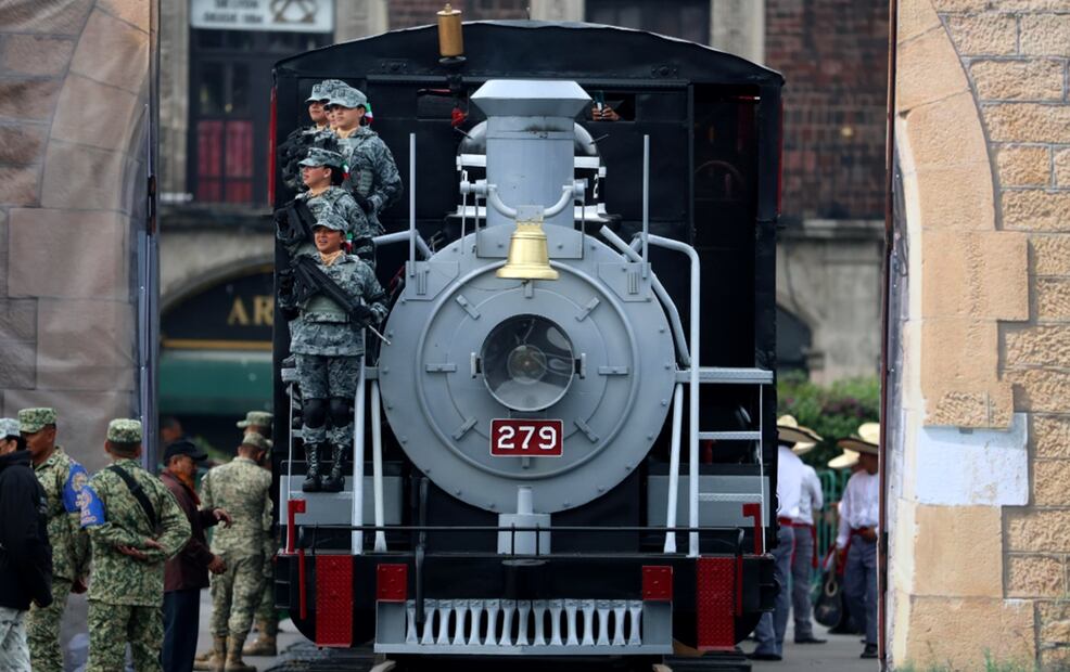 Durante la escenificación de pasajes históricos de la Revolución Mexicana se puso en marcha la locomotora denominada "Petra", en honor a Petra Herrera, quien comandó una brigada de mujeres durante la guerra de 1910. Foto: Diego Simón Sánchez/EL UNIVERSAL